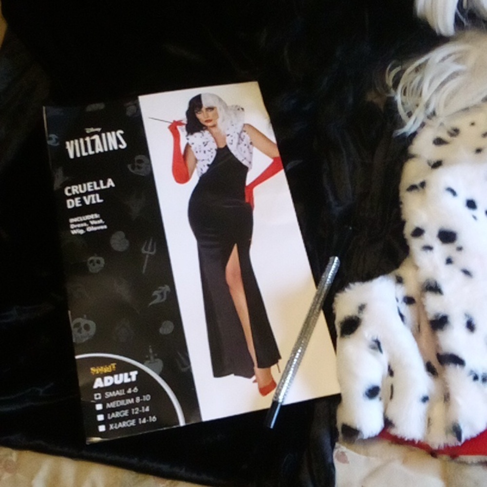 Cruella De Vil small Villains costume with extra rhinestone cigarette holder EUC
